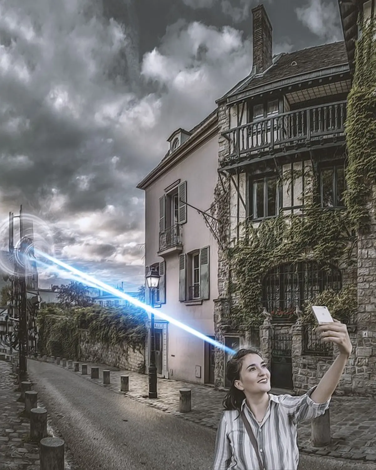 enHealing - Energetischen Praxis, persönlichen Entwicklung und Vitalstoffberatung - Eine Frau macht ein Selfie in einer alten europäischen Straße, während ein leuchtend blauer Laserstrahl ihren Kopf mit einem nahegelegenen Mobilfunkmast verbindet.