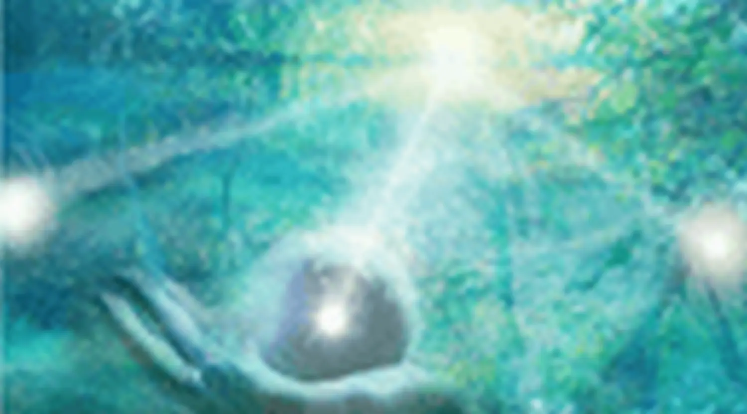 enHealing - Energetischen Praxis, persönlichen Entwicklung und Vitalstoffberatung - Eine sanfte, leuchtende Lichtquelle von oben sendet Energiestrahlen in die offenen Hände einer Person und erzeugt so eine helle Lichtkugel vor dem ruhigen Hintergrund verschwommener grüner Bäume und blauen Wassers.