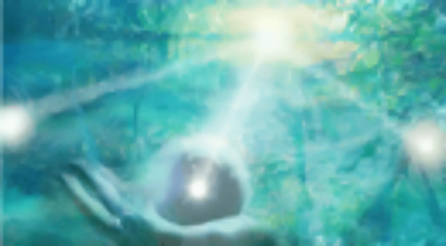 enHealing - Energetischen Praxis, persönlichen Entwicklung und Vitalstoffberatung - Eine sanfte, leuchtende Lichtquelle von oben sendet Energiestrahlen in die offenen Hände einer Person und erzeugt so eine helle Lichtkugel vor dem ruhigen Hintergrund verschwommener grüner Bäume und blauen Wassers.