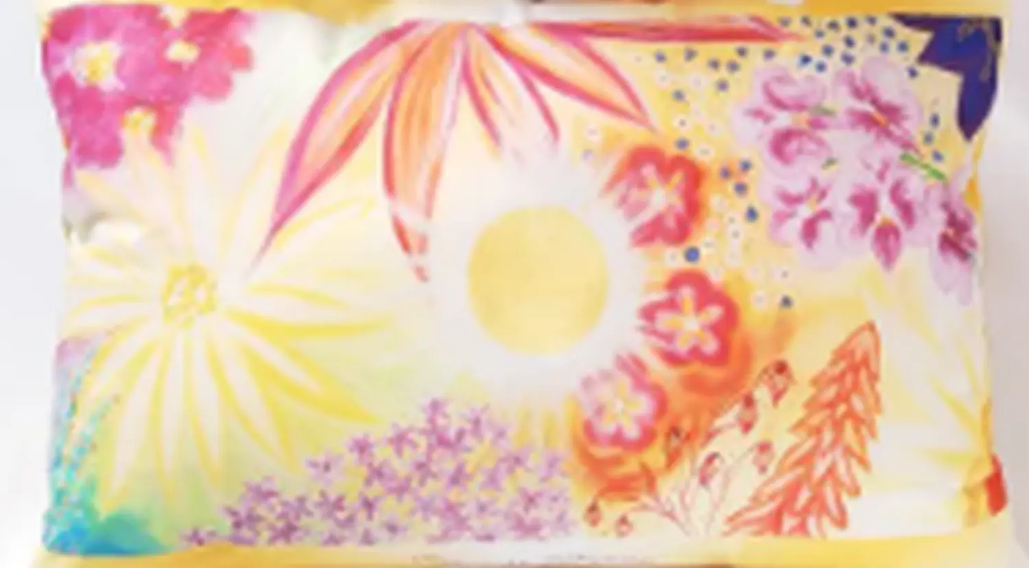 enHealing - Energetischen Praxis, persönlichen Entwicklung und Vitalstoffberatung - Dieses farbenfrohe Dekokissen besticht durch einen bunten „Daisy Garden“-Blumendruck auf einem Leinenmischgewebe.